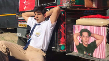 Kartik Aaryan poses like Salman Khan in the behind-the-scenes picture from Love Aaj Kal