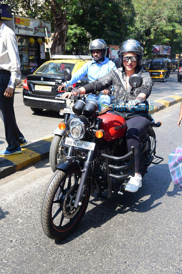 Photos: Sonakshi Sinha snapped enjoying a bike ride in Bandra Photos: Sonakshi Sinha snapped enjoying a bike ride in Bandra