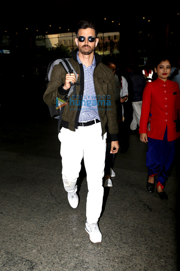 Photos: Hrithik Roshan and Vivek Oberoi snapped at the airport Photos: Hrithik Roshan and Vivek Oberoi snapped at the airport