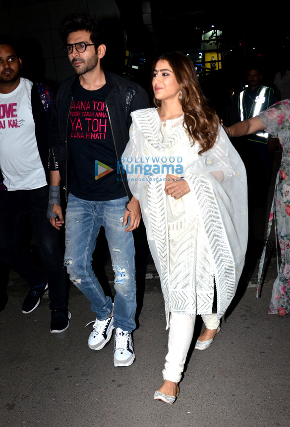 Photos: Sara Ali Khan, Kartik Aaryan, Deepika Padukone and others snapped at the airport Photos: Sara Ali Khan, Kartik Aaryan, Deepika Padukone and others snapped at the airport