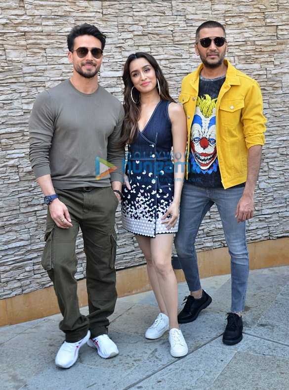 Photos: Tiger Shroff, Shraddha Kapoor and Riteish Deshmukh snapped promoting their film Baaghi 3 at Sun N Sand in Juhu Photos: Tiger Shroff, Shraddha Kapoor and Riteish Deshmukh snapped promoting their film Baaghi 3 at Sun N Sand in Juhu