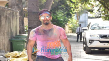 Photos: Varun Dhawan, Natasha Dalal, Siddhanth Kapoor and others snapped at Aarti Shetty’s Holi party