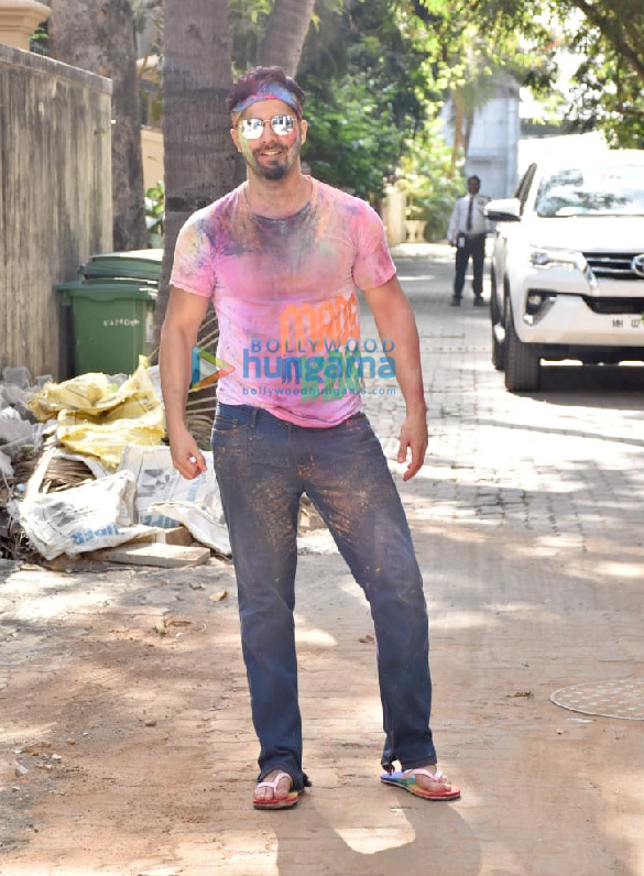 Photos: Varun Dhawan, Natasha Dalal, Siddhanth Kapoor and others snapped at Aarti Shetty’s Holi party