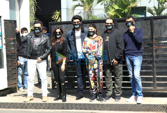 Photos: Saif Ali Khan, Arjun Kapoor, Jacqueline Fernandez & Yami Gautam leave for Bhoot Police shoot Photos: Saif Ali Khan, Arjun Kapoor, Jacqueline Fernandez & Yami Gautam leave for Bhoot Police shoot