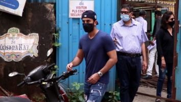 Ranbir Kapoor & Neetu Kapoor spotted post visiting their new home in Bandra