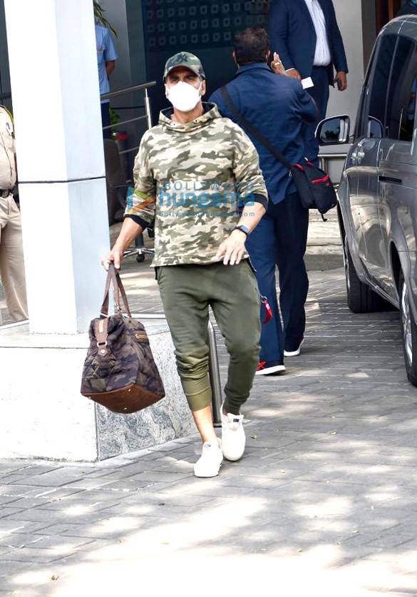 Photos: Akshay Kumar, Kiara Advani, Tusshar Kapoor and Shabina Khan snapped at the Kalina Airport Photos: Akshay Kumar, Kiara Advani, Tusshar Kapoor and Shabina Khan snapped at the Kalina Airport