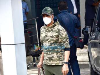 Photos: Akshay Kumar, Kiara Advani, Tusshar Kapoor and Shabina Khan snapped at the Kalina Airport