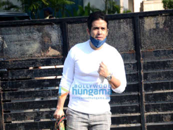Photos: Akshay Kumar, Kiara Advani, Tusshar Kapoor and Shabina Khan snapped at the Kalina Airport