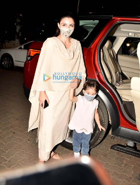 Photos: Soha Ali Khan and Inaaya Naumi Kemmu snapped in Bandra Photos: Soha Ali Khan and Inaaya Naumi Kemmu snapped in Bandra