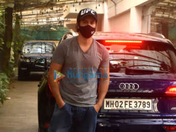 Photos: Varun Dhawan snapped at a dubbing studio in Juhu