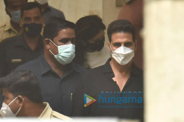 Photos: Akshay Kumar snapped at dubbing studio in Juhu Photos: Akshay Kumar snapped at dubbing studio in Juhu