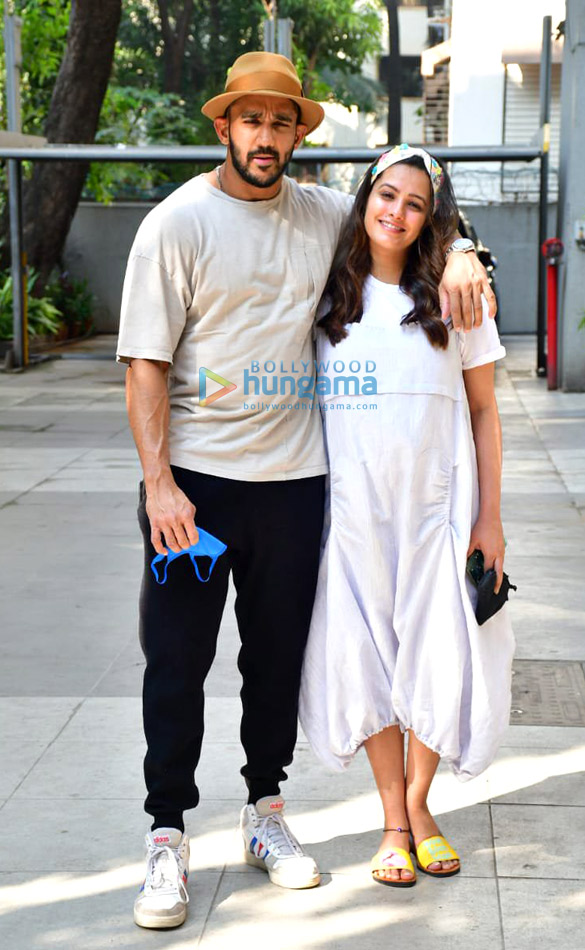 Photos: Anita Hassanandani and husband Rohit Reddy leave for Alibaug Photos: Anita Hassanandani and husband Rohit Reddy leave for Alibaug