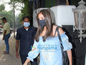 Photos: Bipasha Basu snapped at Hakim's Aalim salon in Khar