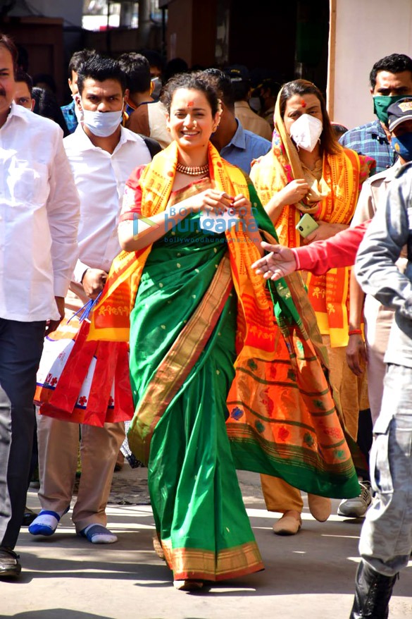 Photos: Kangana Ranaut and her sister snapped visiting Siddhivinayak temple Photos: Kangana Ranaut and her sister snapped visiting Siddhivinayak temple