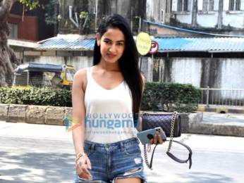 Photos: Sonal Chauhan snapped at Nature's Basket, Juhu