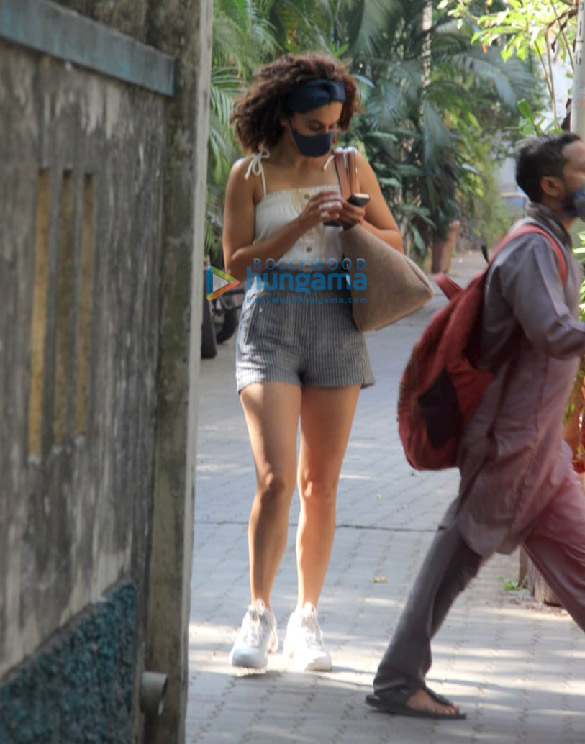 Photos: Taapsee Pannu spotted outside Rakeysh Omprakash Mehra’s office in Bandra Photos: Taapsee Pannu spotted outside Rakeysh Omprakash Mehra’s office in Bandra