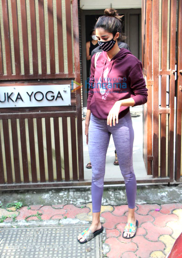 Photos: Ananya Panday spotted at yoga class in Bandra Photos: Ananya Panday spotted at yoga class in Bandra
