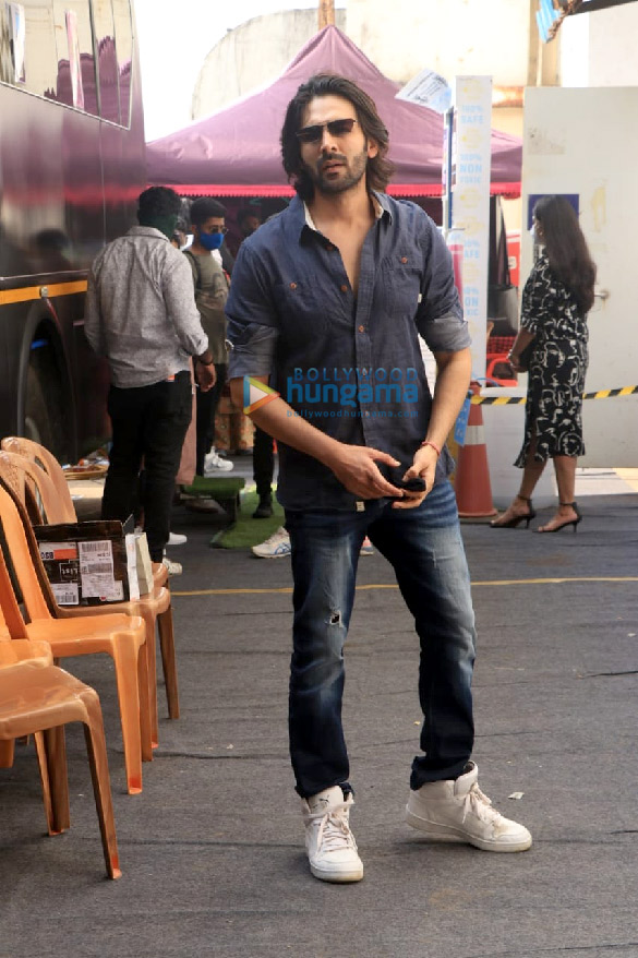Photos: Kartik Aaryan snapped at Filmcity Photos: Kartik Aaryan snapped at Filmcity