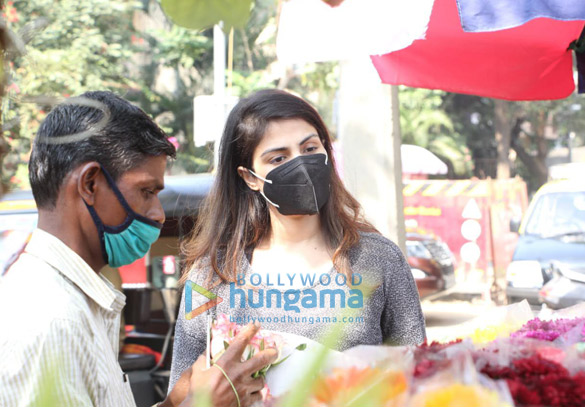 Photos: Rhea Chakraborty snapped during grocery shopping Photos: Rhea Chakraborty snapped during grocery shopping