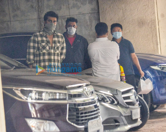 Photos: Arjun Kapoor and Anshula Kapoor snapped in Juhu Photos: Arjun Kapoor and Anshula Kapoor snapped in Juhu