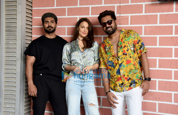 Photos: Elli AvrRam, Rahul Jain, Salman Yusuff Khan spotted at Ophelia Lounge in Goregaon Photos: Elli AvrRam, Rahul Jain, Salman Yusuff Khan spotted at Ophelia Lounge in Goregaon