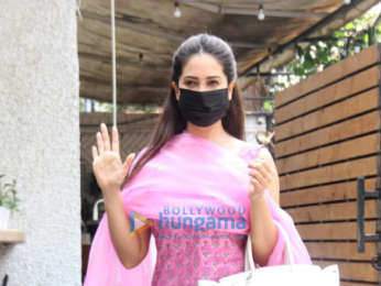 Photos: Kim Sharma spotted outside cafe in Bandra