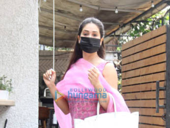 Photos: Kim Sharma spotted outside cafe in Bandra
