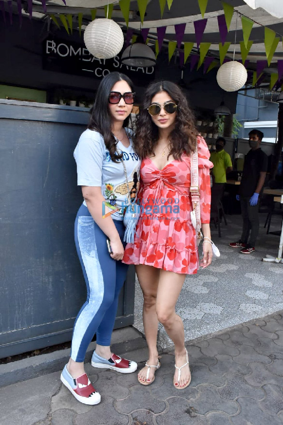 Photos: Mouni Roy spotted at Bombay Salad Co. in Bandra Photos: Mouni Roy spotted at Bombay Salad Co. in Bandra