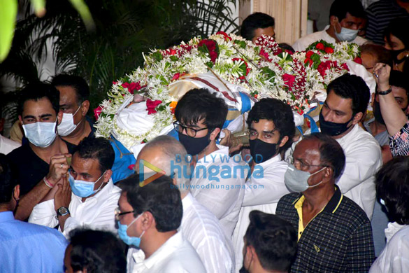 Photos: Rajiv Kapoor’s last rites take place in Mumbai Photos: Rajiv Kapoor’s last rites take place in Mumbai