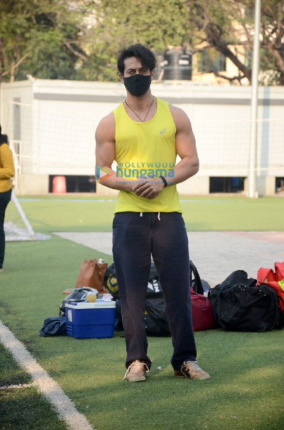 Photos: Tiger Shroff, Aparshakti Khurana and others spotted at a Jamnabai ground in Juhu Photos: Tiger Shroff, Aparshakti Khurana and others spotted at a Jamnabai ground in Juhu