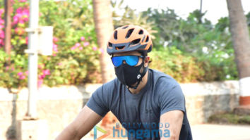 Photos: Emraan Hashmi spotted at Bandstand with his wife