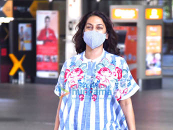 Photos: Hina Khan and Juhi Chawla snapped at the airport