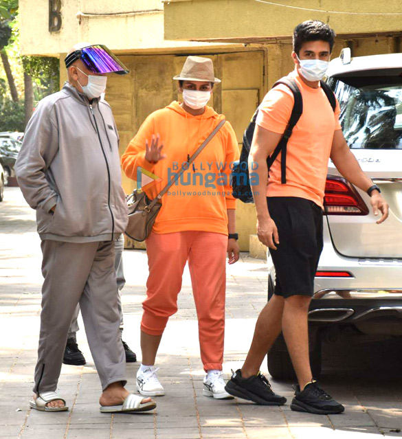 Photos: Huma Qureshi and Saqib Saleem snapped with their father in Juhu Photos: Huma Qureshi and Saqib Saleem snapped with their father in Juhu
