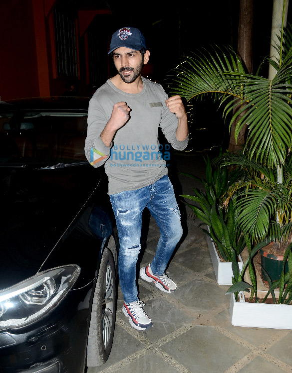 Photos: Kartik Aaryan snapped at a dance class in Juhu Photos: Kartik Aaryan snapped at a dance class in Juhu