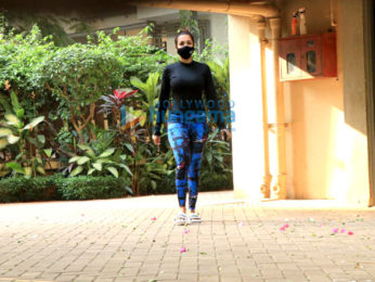Photos: Malaika Arora snapped at Kareena Kapoor Khan's house in Bandra