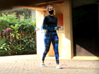 Photos: Malaika Arora snapped at Kareena Kapoor Khan's house in Bandra