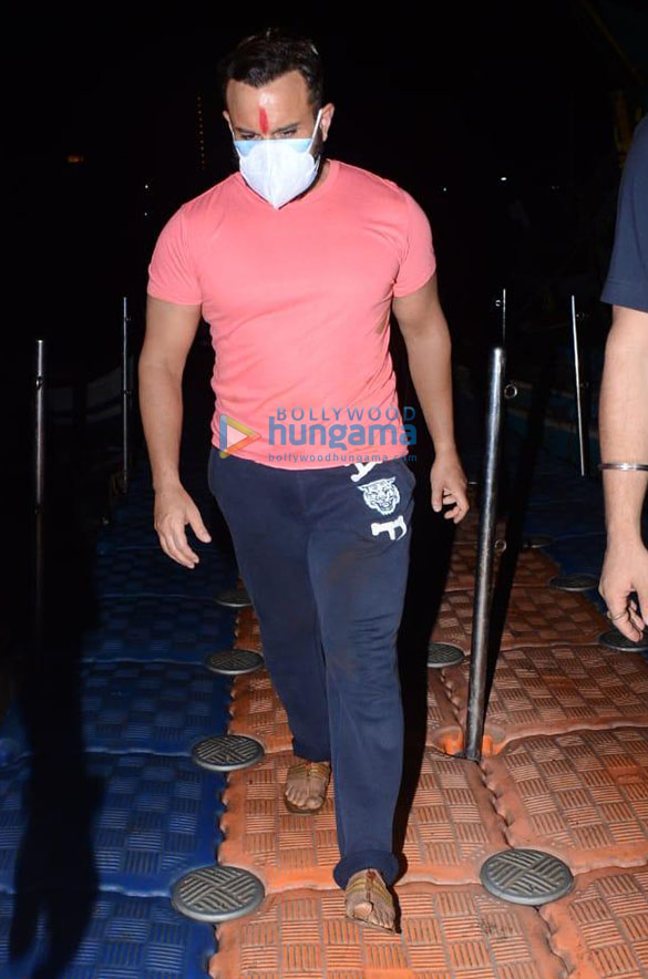 Photos: Saif Ali Khan, Vicky Kaushal and others snapped at jetty Photos: Saif Ali Khan, Vicky Kaushal and others snapped at jetty