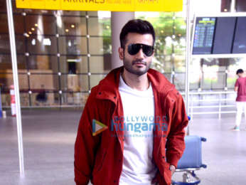 Photos: Sophie Choudry, Kanika Kapoor, Rohit Roy and others snapped at the airport