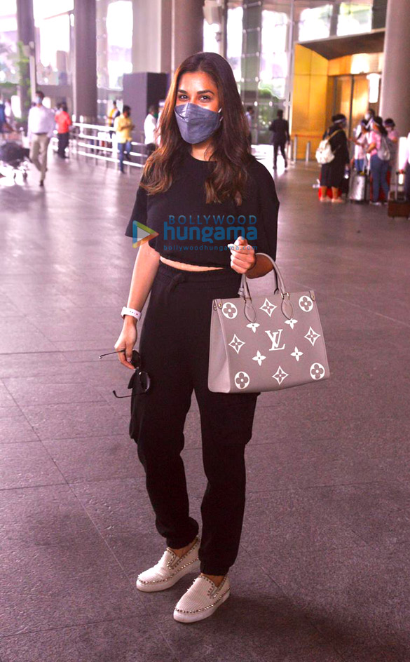Photos: Sophie Choudry, Kanika Kapoor, Rohit Roy and others snapped at the airport Photos: Sophie Choudry, Kanika Kapoor, Rohit Roy and others snapped at the airport