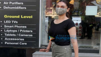 Photos: Aditi Rao Hydari spotted at the Vijay Sales store on Link Road