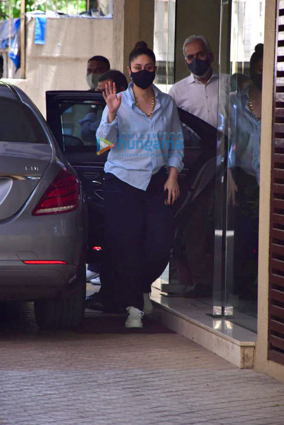 Photos: Kareena Kapoor Khan snapped at Karisma Kapoor’s house Photos: Kareena Kapoor Khan snapped at Karisma Kapoor’s house