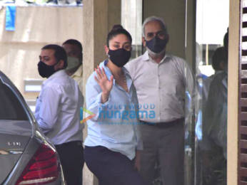 Photos: Kareena Kapoor Khan snapped at Karisma Kapoor's house