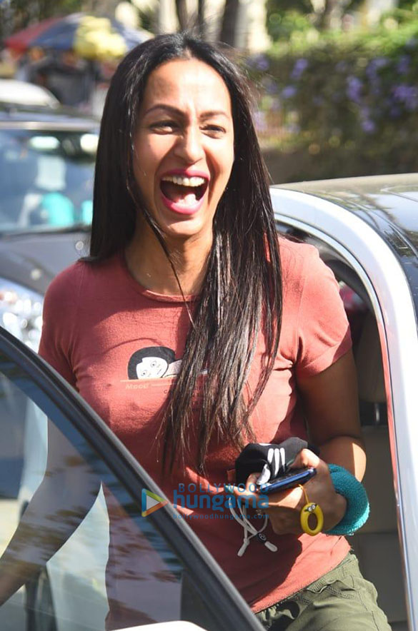 Photos: Kashmera Shah snapped at Hakim Aalim’s salon in Versova Photos: Kashmera Shah snapped at Hakim Aalim’s salon in Versova