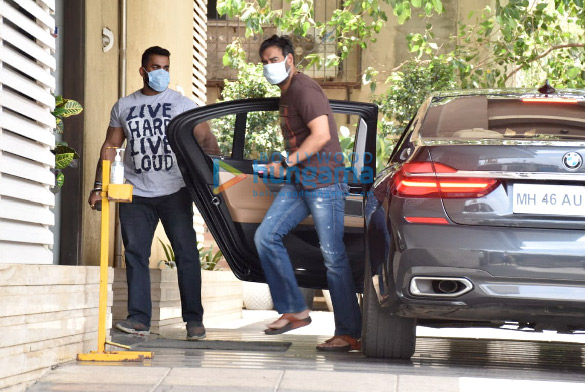 Photos: Ajay Devgn snapped in Juhu