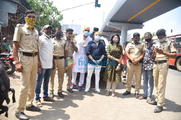 Photos: Mika Singh, Vindu Dara Singh and Bhoomi Trivedi snapped distributing food to needy people at Goregaon Photos: Mika Singh, Vindu Dara Singh and Bhoomi Trivedi snapped distributing food to needy people at Goregaon