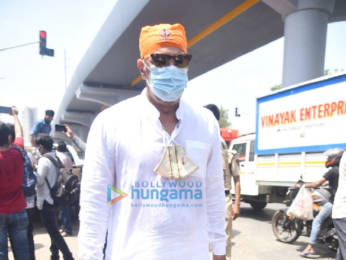 Photos: Mika Singh, Vindu Dara Singh and Bhoomi Trivedi snapped distributing food to needy people at Goregaon
