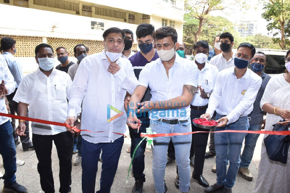 Photos: Sonu Nigam snapped at blood donation camp in Juhu Photos: Sonu Nigam snapped at blood donation camp in Juhu