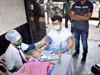 Photos: Sonu Nigam snapped at blood donation camp in Juhu