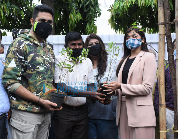 Photos: Abhishek Bachchan adopts a tree with Saniya Saiyad and others Photos: Abhishek Bachchan adopts a tree with Saniya Saiyad and others