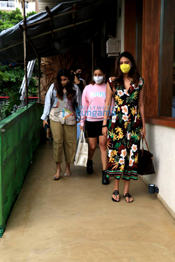 Photos: Alia Bhatt, Shaheen Bhatt and Anushka Ranjan snapped at Bastian, Worli Photos: Alia Bhatt, Shaheen Bhatt and Anushka Ranjan snapped at Bastian, Worli